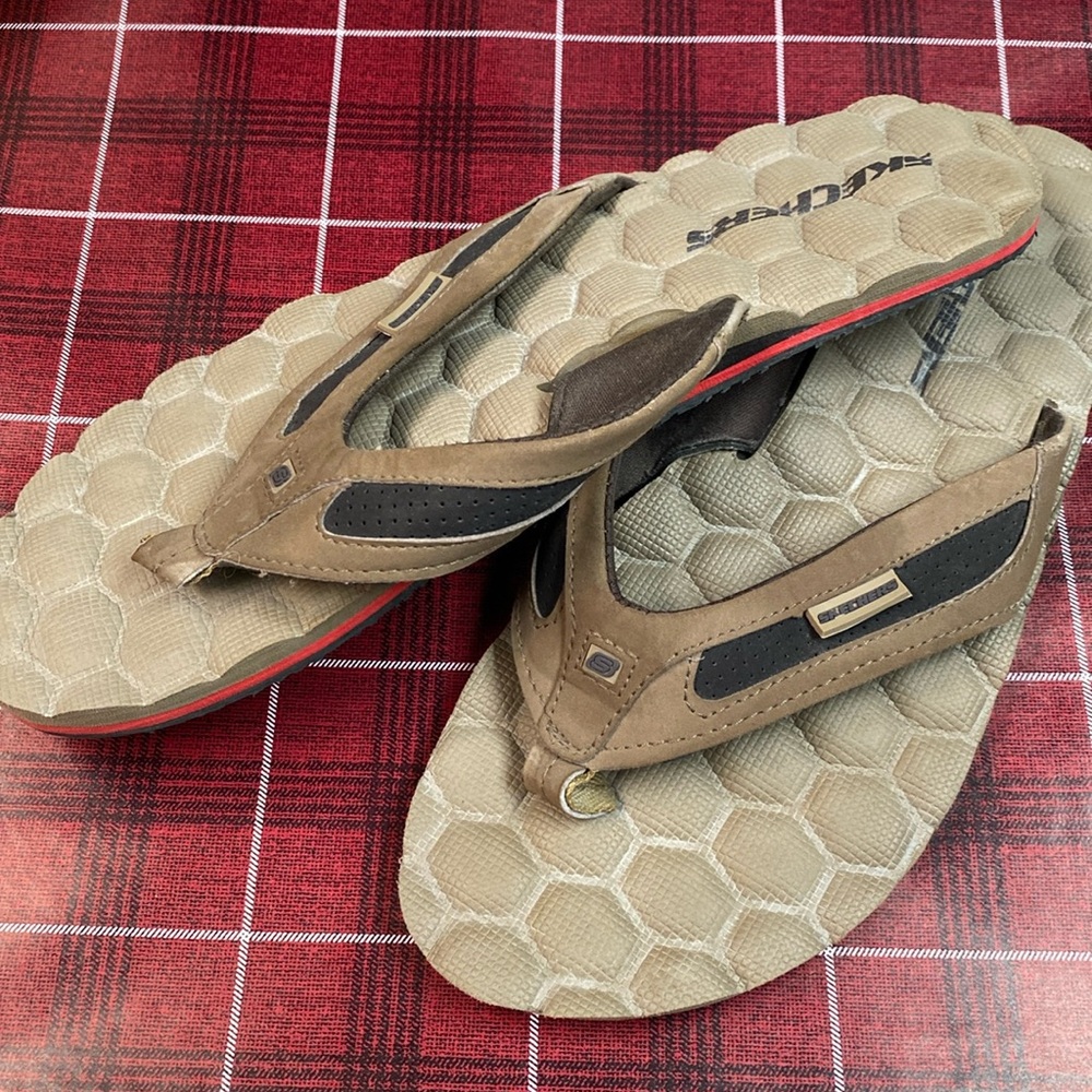 Sketchers tan flip flops